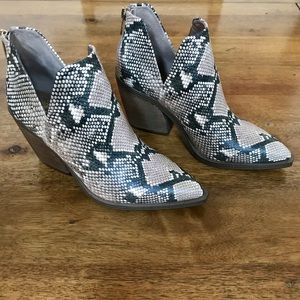 VINCE CAMUTO Snakeskin Gigietta Taupe Gray Ankle Boots Size 8